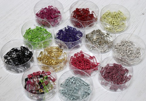 Coloured safety pins - 27mm, x40